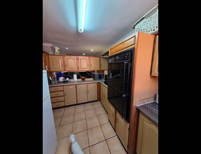 3 BEDROOM TOWNHOUSE TO LET IN VANDERBIJLPARK SW 1